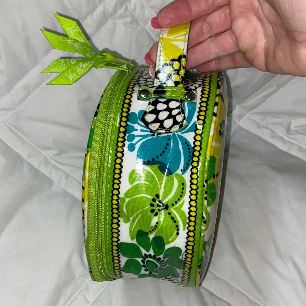 Like new VERA BRADLEY ROUND COSMETIC BAG limes up